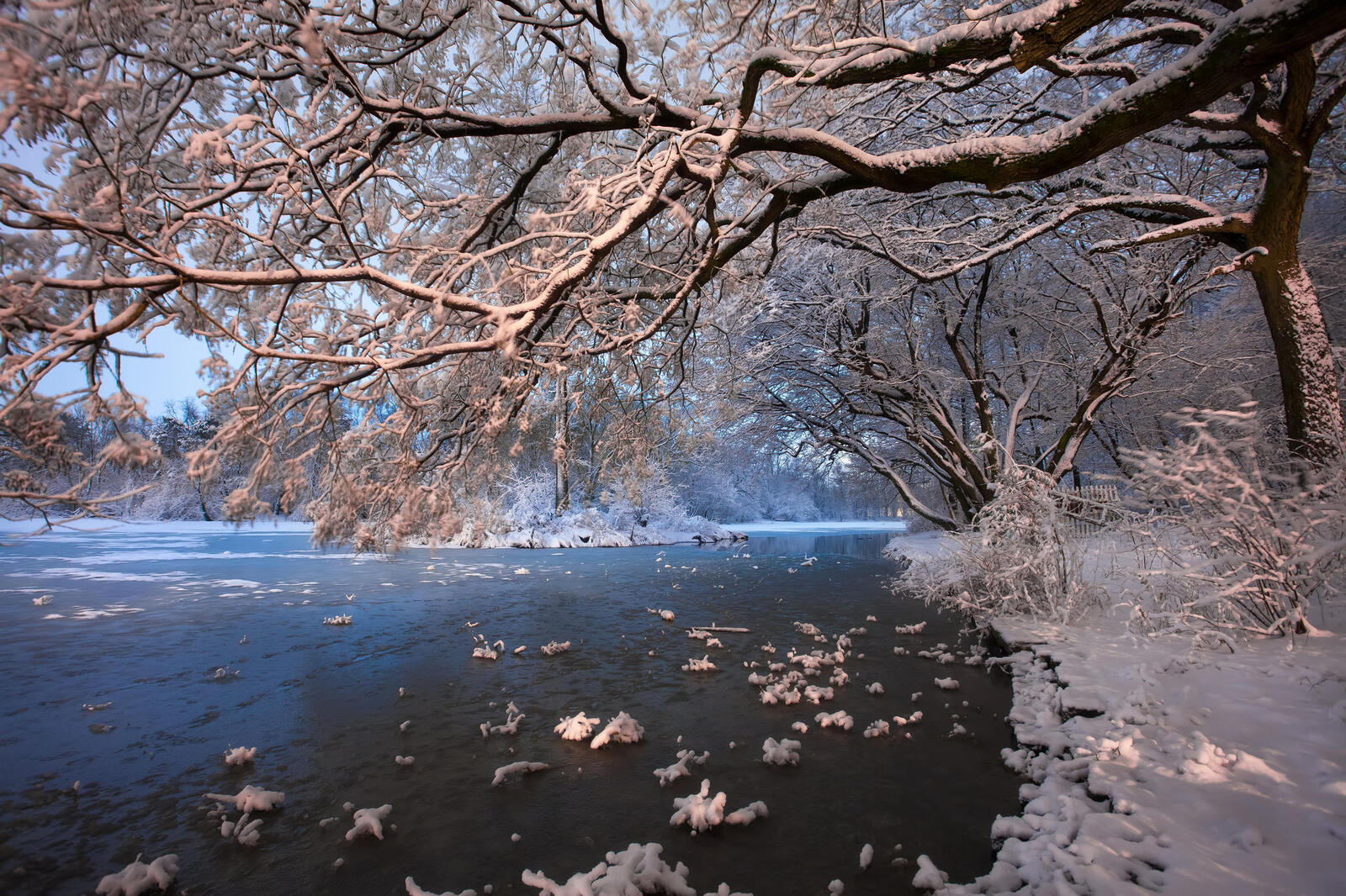 Обои река снежные берега деревья на рабочий стол