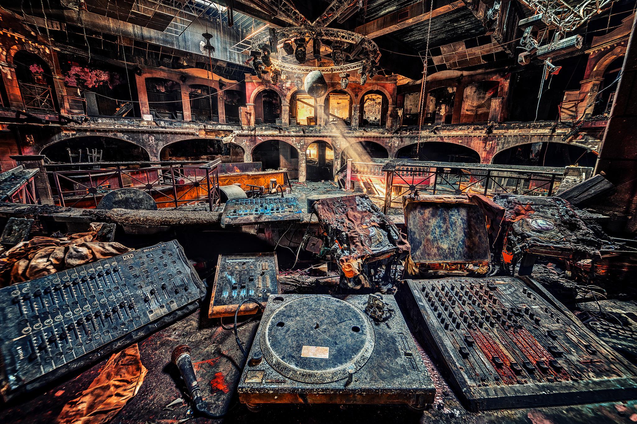 Wallpapers abandoned nightclub DJ ruins on the desktop