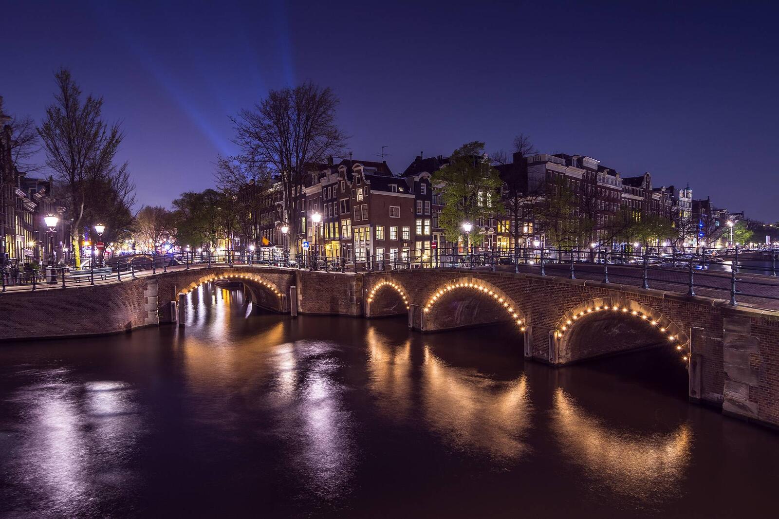 Обои ночная улица Нидерланды Амстердам на рабочий стол
