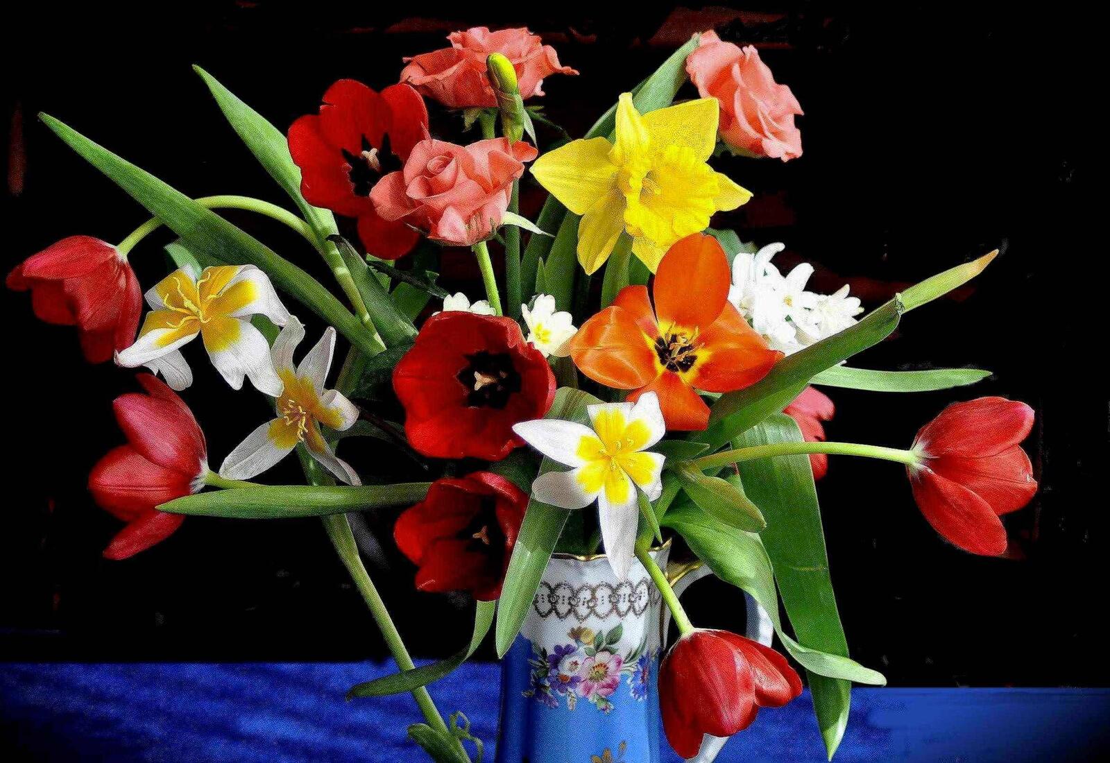 Обои нарциссы тюльпаны ваза на рабочий стол